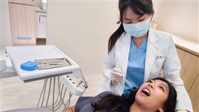 牙醫師籲3大高風險族群當心咬合不正近年口腔衛生、牙齒美觀逐漸受到重視，開業牙醫師伍從心（後）提醒，咬合不正恐導致蛀牙或牙崩等問題，尤其愛磨牙、單側咀嚼、愛吃堅硬食物的民眾更是咬合不正高風險族群，建議改掉不良習慣。中央社記者張茗喧攝  111年8月8日