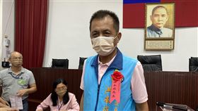 洪本成：在地服務30年  不能辜負鄉親期待彰化縣議員第五選區參選人洪本成（前）21日前往彰化縣選舉委員會出席選舉號次抽籤表示，已在地服務30多年，很多鄉親都希望他繼續選下去，不能辜負大家期待。中央社記者吳哲豪彰化攝  111年10月21日