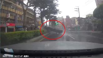 雨天競速！超跑失控打滑　女叫聲網歪樓