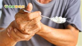 中醫師康涵菁說明，當這些神經細胞數量減少至50%，便會開始出現巴金森氏症的症狀，像是四肢靜止時不自主的顫抖、齒輪式的僵硬，後期甚至會走路困難且小碎步、面無表情、吞嚥困難及構音障礙等。