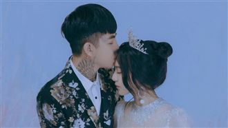 謝和弦當爸首發聲　開心曬一家三口合照