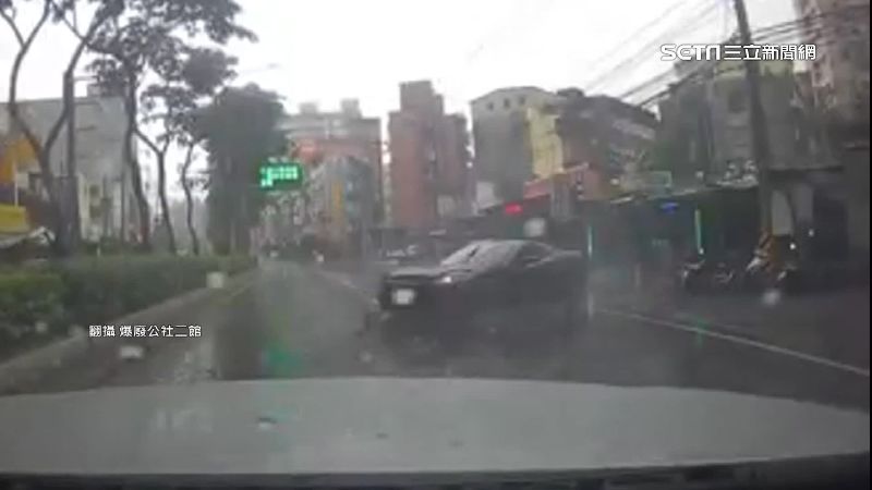 跑車競速衝撞分隔島　女乘客嚇傻放聲尖叫