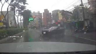 跑車競速衝撞分隔島　女乘客嚇傻放聲尖叫