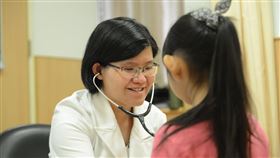 謝秀盈醫師評估孩子成長示意照。（圖／台北慈濟醫院提供）