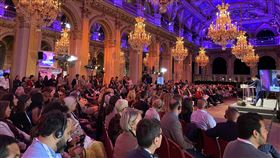 國際人權聯盟成立一百週年晚會國際人權聯盟23日晚於巴黎慶祝成立100週年，台灣駐法代表吳志中受邀出席。歐洲各國領袖與全球逾150位人權鬥士共襄盛舉，聯合國祕書長古特瑞斯、法國總統馬克宏都以影片致賀，台灣議題也為全場關注焦點之一。中央社記者曾婷瑄巴黎攝  111年10月25日