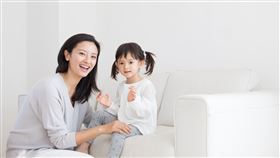 專家建議可以選擇含有濃縮乳清蛋白的營養保健品，濃縮乳清蛋白具有神經鞘磷脂，可幫助孩子成長發育、體質打底、腦力提升。