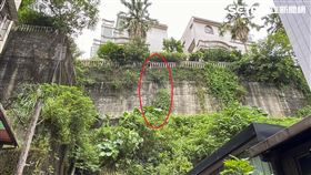 獨家／新店山坡社區驚現巨縫！侯友宜遭轟　市府：住戶責任要全民埋單？。（圖／工務局提供）