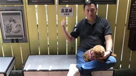 王丹今（25）天說，他中午吃飯遇到一位長者要幫他買單，兩人「互搶」之後，他「不敵」長者的熱情。（圖／翻攝自王丹臉書）