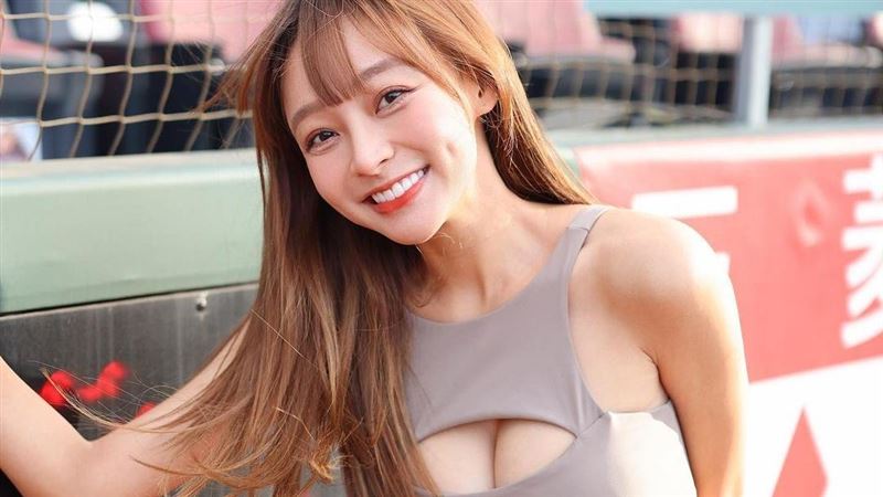 林襄贏了！內衣開中洞　豐滿曲線呼之欲出