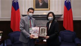 總統蔡英文今（25）日接見美國羅省中華會館回國訪問團。（圖／總統府提供)