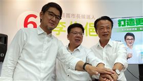 綠營雲嘉嘉縣市長參選人簽聯合政策連署書民進黨嘉義市長參選人李俊俋（中）、嘉義縣長翁章梁（右）與民進黨雲林縣長參選人劉建國（左）25日召開聯合記者會，共同簽署聯合政策連署書，承諾勝選後共同落實區域聯合治理，重新開啟共生共榮生活圈。中央社記者黃國芳攝  111年10月25日