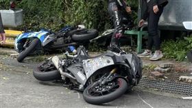 北宜重機壓車自摔！鏟倒路邊車再撞山壁　「卡普」追焦照曝光