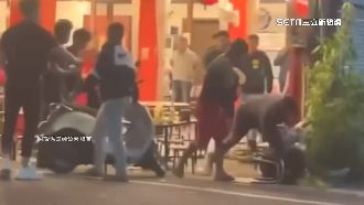 吃薑母鴨火氣大？4人圍毆1男拿盆栽猛砸