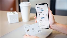 國泰世華挾630萬客戶啟動品牌整合，CUBE App成未來數位服務主力。(右為國泰世華資深副總鄭有欽、左為國泰世華副總陳冠學)（圖／國泰世華提供）