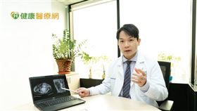國軍台中總醫院心臟血管外科主治醫師林敬惟指出，腹主動脈瘤是由於主動脈管壁老化膨脹變大變薄，就像吹氣球一樣，患者若再加上高血壓及血管粥狀硬化病變，血流壓力太大時，腹主動脈瘤就可能瞬間破裂出血，致死率高達五成以上。