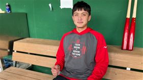 劉基鴻挨觸身球成傷兵  想打季後賽有變數中華職棒味全龍隊野手劉基鴻（圖）日前被觸身球擊中右手腕，龍隊總教練葉君璋25日表示，目前還無法確定是否將劉基鴻登錄在季後賽28人名單，會觀察到最後一刻。中央社記者黃巧雯攝  111年10月25日