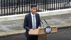 英相蘇納克上任首場全國演說  矢言著重經濟穩定英國新首相蘇納克25日在官邸唐寧街10號前發表就任後第一場對全國演說，誓言將以經濟穩定與市場信心為施政核心，講究誠信、專業與問責。中央社記者陳韻聿倫敦攝  111年10月25日
