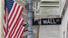 美股道瓊跌458點 恐創2年半來最糟單月表現美股29日大跌，道瓊工業指數重挫458點，近8個交易日第7度收黑，恐創2020年3月以來最糟單月表現。圖為華爾街路標。中央社記者尹俊傑紐約攝  111年9月30日