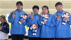 台灣聽障保齡球代表隊  女雙再添雙銅第24屆達福林匹克運動會（俗稱聽障奧運）保齡球賽事在馬來西亞吉隆坡舉行，台灣聽障保齡球代表隊選手黃雅婷（前左起）、張堯茜及薛秀珍（右起）、林香孜25日在女子雙人賽，雙雙再添2面銅牌入袋。（體育署提供）中央社記者龍柏安傳真  111年10月25日