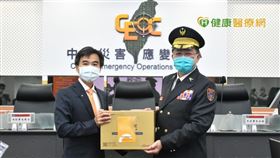 杏福醫藥廠商總經理李昆錦(左1)、內政部消防署署長蕭煥章(右1)