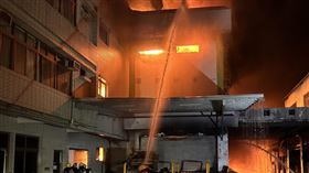 岡山工廠凌晨大火（1）高雄市岡山區岡山北路一間化學工廠19日凌晨發生火警，現場大面積燃燒，消防人員布線搶救，疏散廠內約30名員工，幸無人員受傷受困。（高雄市消防局提供）中央社記者洪學廣傳真  111年10月19日