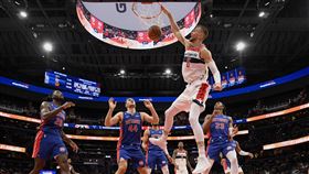 ▲畢爾（Bradley Beal）和波辛吉斯（Kristaps Porzingis）演出空中接力。（圖／美聯社／達志影像）