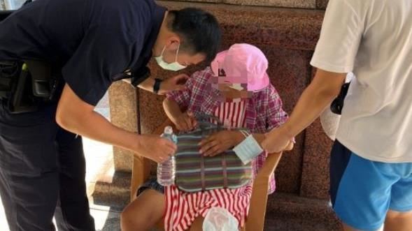 失智老嫗迷失街頭　三重警耐心解危護返家