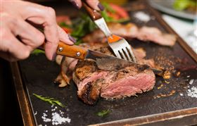 攝取紅肉之所以增加身體裡的氧化三甲胺，原因與紅肉飲食比例、消化肉鹼對腸道菌叢的改變、以及過濾代謝氧化三甲胺對腎臟的影響都可能是原因。另外，研究也觀察到，部份益生菌對於降低血液中的氧化三甲胺有幫助，而微菌叢移植則可能是幫助大量攝取動物性飲食導致腸道菌叢失衡的方法之一。