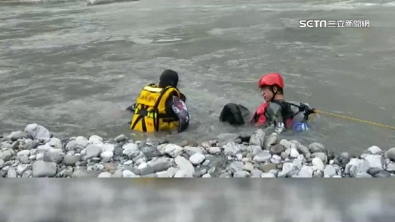 花蓮野溪泡湯遇暴漲　3人不敢過河受困
