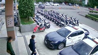 確診孕婦家中破水　女警開道4分鐘衝醫院