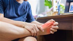 痛風為一種慢性疾病，又稱「代謝性關節炎」。起因為人體在進行食物分解或代謝排除老廢細胞時釋放「普林」，而普林代謝後又形成尿酸。當血液中的尿酸濃度過高，超出人體可溶解的程度，便形成「尿酸結晶鹽」；若其聚集在關節處，容易產生紅腫、發炎等反應，形成痛風。「續發型痛風」則是因其他疾病誘導，如肥胖、飲酒過量、高血壓或是藥物（如利尿劑、免疫抑制劑等），造成體內尿酸生成增加或是腎臟的尿酸排泄減少。