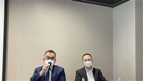 眾達-KY董事長陳靖仁（左）於今（26）日召開法說會。（圖／記者吳康瑋攝）