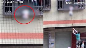 
▲鄰居想盡辦法救援（圖／AP/Viral Press授權）

