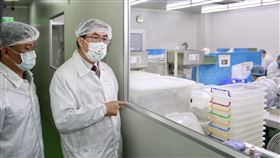 黃偉哲市長今年視察台南快篩試劑工廠，產能充足請民眾放心。