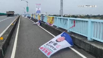 不滿橋上插競選品　男持刀毀36面布條旗幟