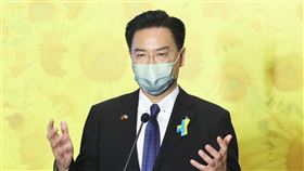 台灣烏克蘭友誼酒會　吳釗燮出席致詞台灣烏克蘭友誼酒會26日在台北賓館舉行，外交部長吳釗燮出席並致詞，重申台灣持續以實際行動支持烏克蘭，將結合民間廣大力量，募集物資及善款幫助戰後重建。中央社記者趙世勳攝　111年10月26日