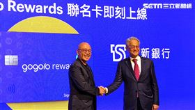 台新銀行Gogoro Rewards聯名卡26日正式亮相，台新金控董事長吳東亮（右）與Gogoro執行長陸學森（左）共同啟動Gogoro Rewards點數回饋案。（圖／記者戴玉翔攝影）
