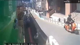 騎士硬擠大型車縫！不慎擦撞「龍頭狂搖」　全場氣炸：不要害人好嗎？