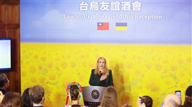 台灣烏克蘭友誼酒會  盧狄克出席（2）外交部主辦台灣烏克蘭友誼酒會26日下午在台北賓館舉行，烏克蘭國會議員盧狄克（Kira Rudik）（後）出席，在台上帶領參與者一同高唱烏克蘭國歌。中央社記者趙世勳攝  111年10月26日