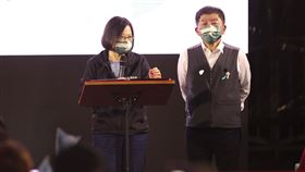 蔡英文出席陳時中大同區政策說明會（1）身兼民進黨主席的總統蔡英文（左）26日晚間到大稻埕慈聖宮前，出席「大同區廟口開講–阿中政策說明會」，為民進黨台北市長參選人陳時中（右）站台，籲請市民朋友全力支持陳時中。中央社記者趙世勳攝  111年10月26日