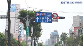 ▲道路、馬路、道路交通指向線、交通號誌、紅綠燈。（圖／鍾釗榛攝影）