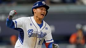 辛元旭在例行賽最終戰延長賽敲出再見安打氣走獅隊。（圖／富邦悍將提供）