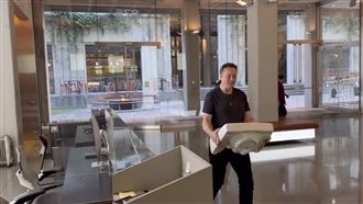 馬斯克扛水槽造訪推特總部 　背後玄機曝