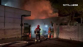 桃園鐵皮停車場大火　鄰近住戶凌晨急逃生