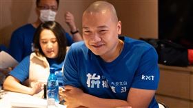 國民黨台北市議員候選人楊植斗昨（26）日在路口拜票時，走下演講台不慎摔倒、頭部著地。（圖／翻攝自楊植斗臉書）