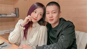  ▲網紅鳳梨與「秘書」歐菈歡慶2周年。（圖／翻攝自鳳梨、歐菈社群）