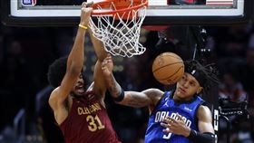 ▲騎士中鋒艾倫（Jarrett Allen）隔扣魔術狀元班切羅（Paolo Banchero）。（圖／美聯社／達志影像）