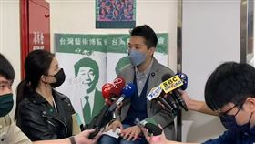 何志偉說明砂畫案（圖／何志偉辦公室提供）