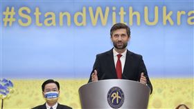 高哲夫感謝台灣動員賑濟烏克蘭俄烏戰事未歇，外交部1日舉行「台灣賑濟烏克蘭難民國際記者會」，歐洲經貿辦事處處長高哲夫（Filip Grzegorzewski）（前）出席表示，感謝外交部與部長吳釗燮（左）的協助，樂見台灣動員賑災，支持自由民主價值，同聲譴責破壞世界和平穩定的俄羅斯。中央社記者張皓安攝　111年4月1日