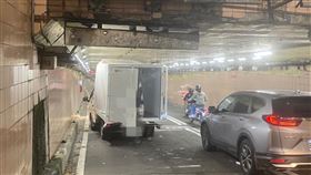 小貨車沒注意車道限高，卡在基隆路隧道一小時，導致後方車流堵塞。（圖／記者李依璇翻攝）